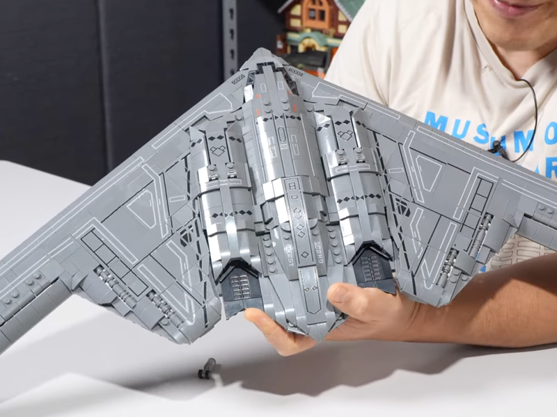 B-2 Spirit brick set, serrated trailing edge close-up